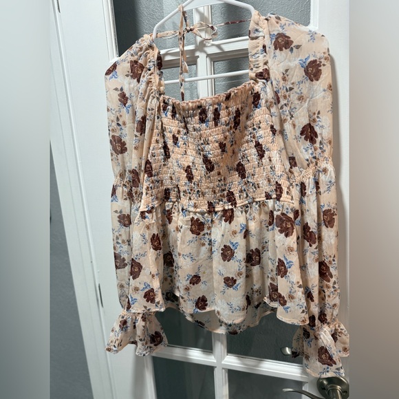 Francesca’s Lyla Key Hole Cinched Blouse - Picture 9 of 9